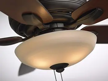 Светодиодный потолочный вентилятор с комплектом подсветки | 52-дюймовый светильник с 5 лопастями, съемным стеклянным абажуром и выдвижной цепью | Низкопрофильный обниматель с
